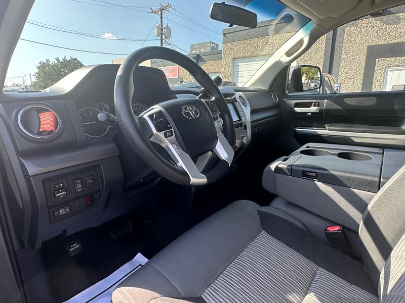 Toyota Tundra 2WD Truck Vehicle Full-screen Gallery Image 17