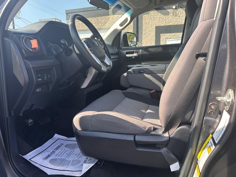 Toyota Tundra 2WD Truck Vehicle Full-screen Gallery Image 18