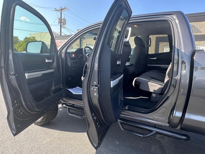 Toyota Tundra 2WD Truck Vehicle Full-screen Gallery Image 20