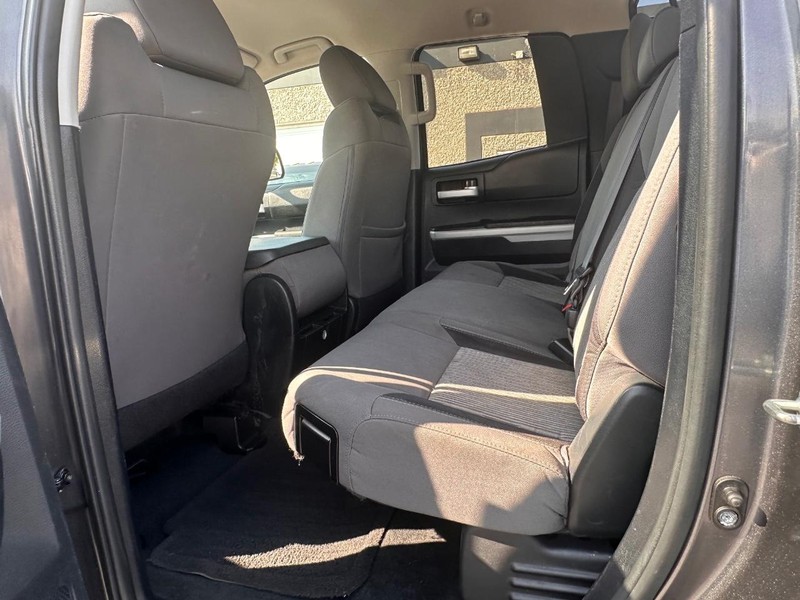 Toyota Tundra 2WD Truck Vehicle Full-screen Gallery Image 21