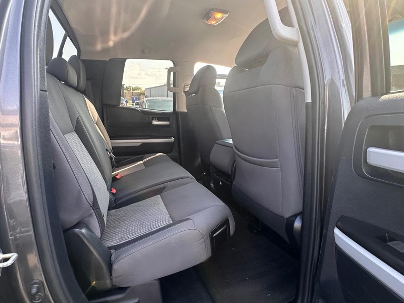 Toyota Tundra 2WD Truck Vehicle Full-screen Gallery Image 23