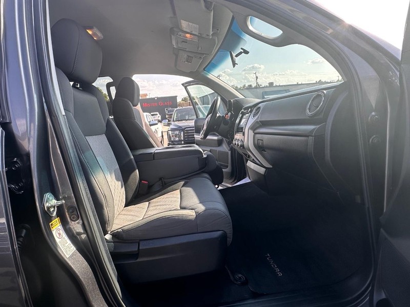 Toyota Tundra 2WD Truck Vehicle Full-screen Gallery Image 24