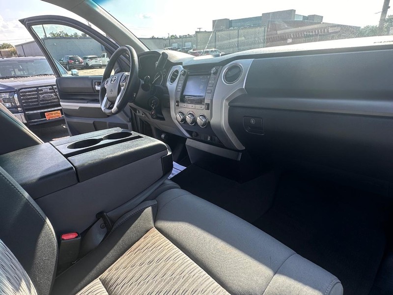 Toyota Tundra 2WD Truck Vehicle Full-screen Gallery Image 25