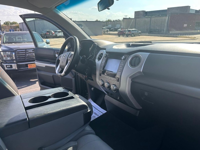 Toyota Tundra 2WD Truck Vehicle Full-screen Gallery Image 28