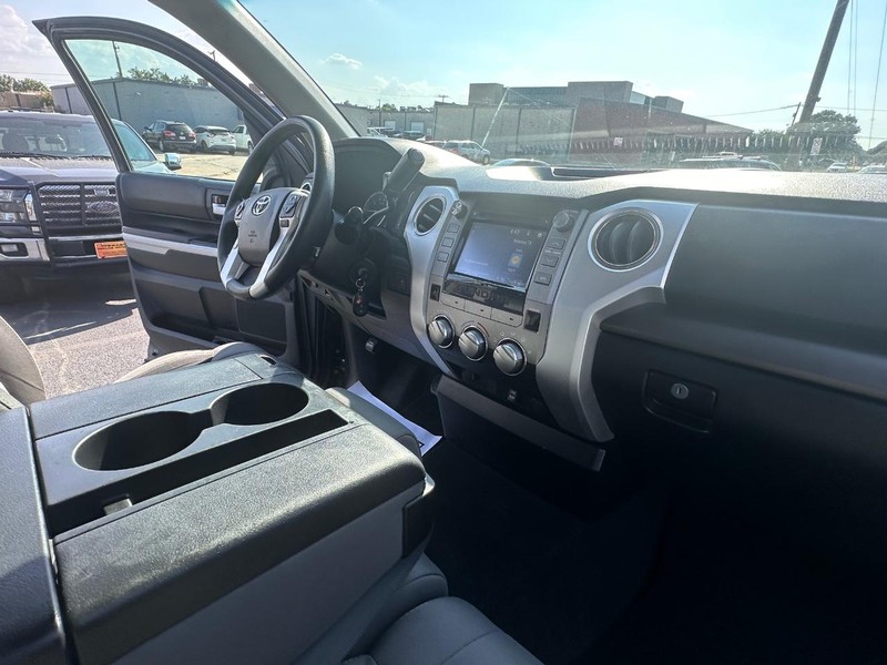 Toyota Tundra 2WD Truck Vehicle Full-screen Gallery Image 30