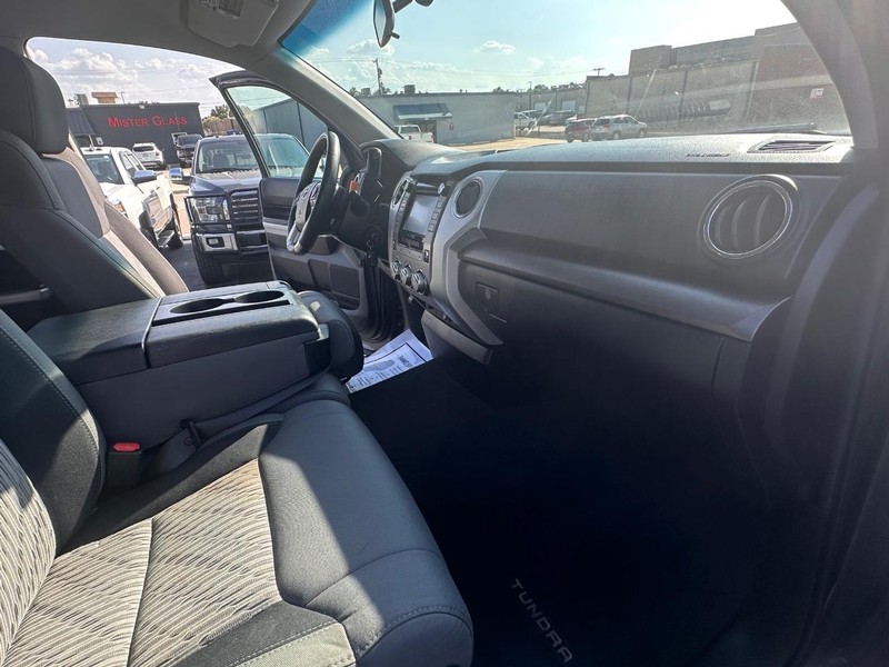 Toyota Tundra 2WD Truck Vehicle Full-screen Gallery Image 31