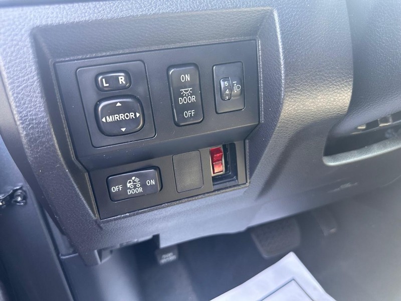 Toyota Tundra 2WD Truck Vehicle Full-screen Gallery Image 37