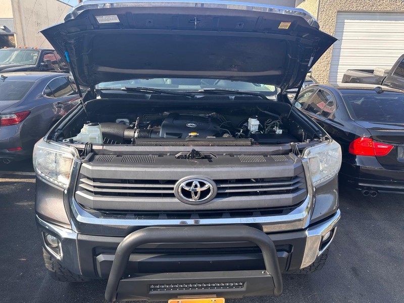 Toyota Tundra 2WD Truck Vehicle Full-screen Gallery Image 38