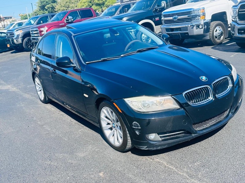 BMW 3 Series Vehicle Full-screen Gallery Image 3