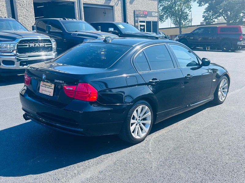 BMW 3 Series Vehicle Full-screen Gallery Image 4