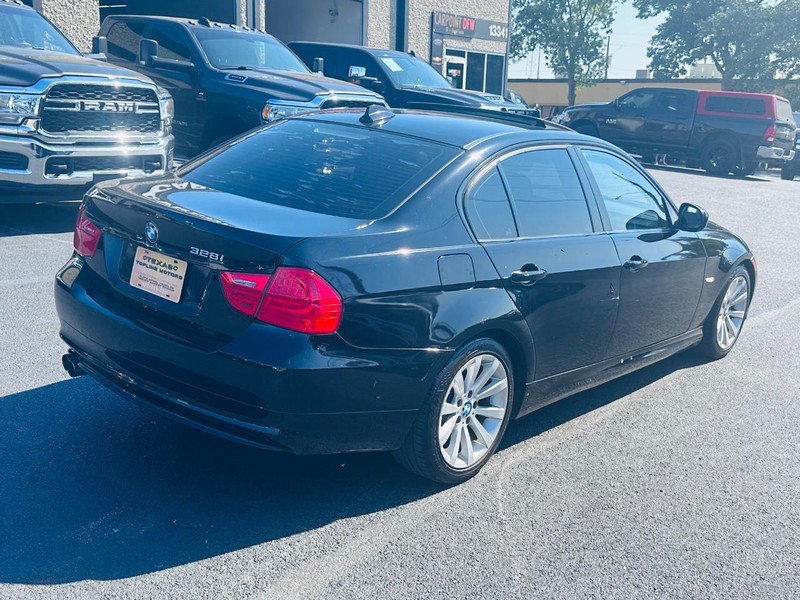 BMW 3 Series Vehicle Full-screen Gallery Image 5