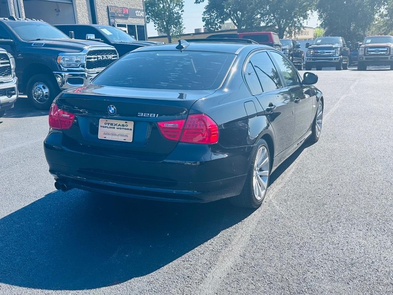 BMW 3 Series Vehicle Full-screen Gallery Image 6