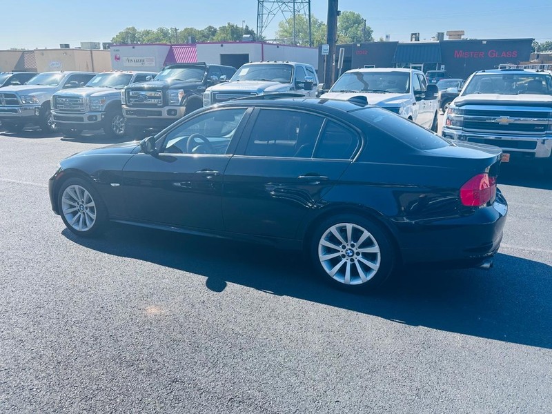 BMW 3 Series Vehicle Full-screen Gallery Image 9