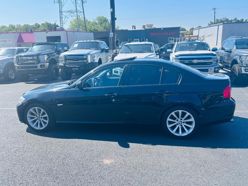 BMW 3 Series Vehicle Full-screen Gallery Image 12