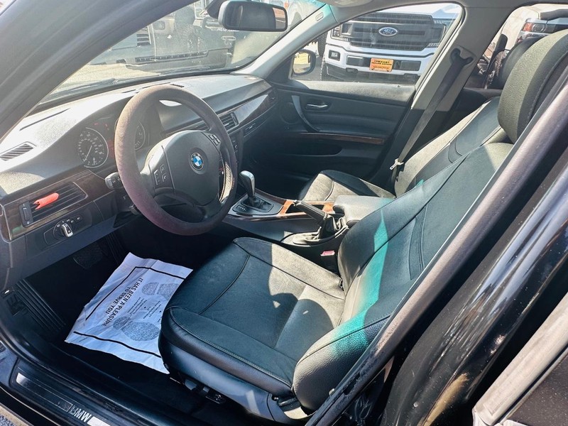 BMW 3 Series Vehicle Full-screen Gallery Image 13