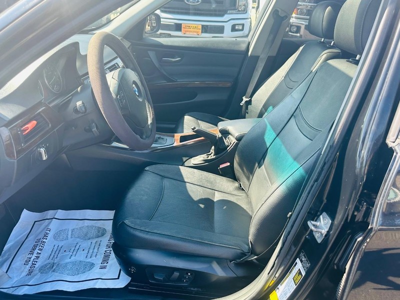 BMW 3 Series Vehicle Full-screen Gallery Image 14