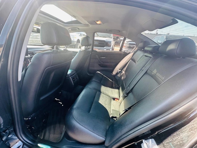 BMW 3 Series Vehicle Full-screen Gallery Image 17