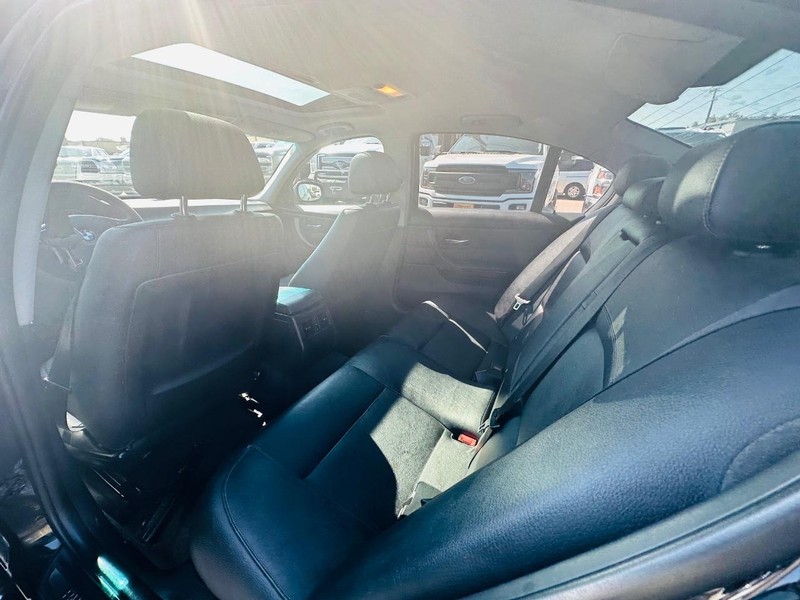 BMW 3 Series Vehicle Full-screen Gallery Image 18