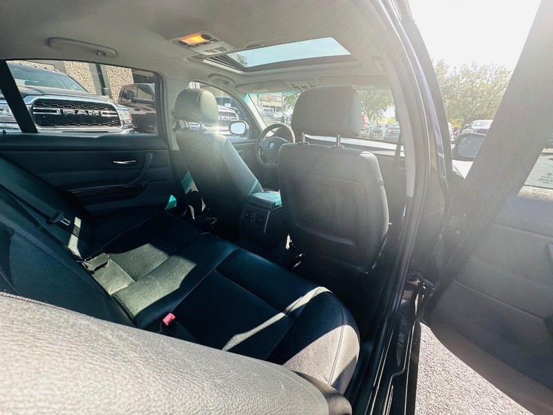 BMW 3 Series Vehicle Full-screen Gallery Image 19