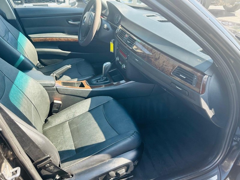 BMW 3 Series Vehicle Full-screen Gallery Image 20