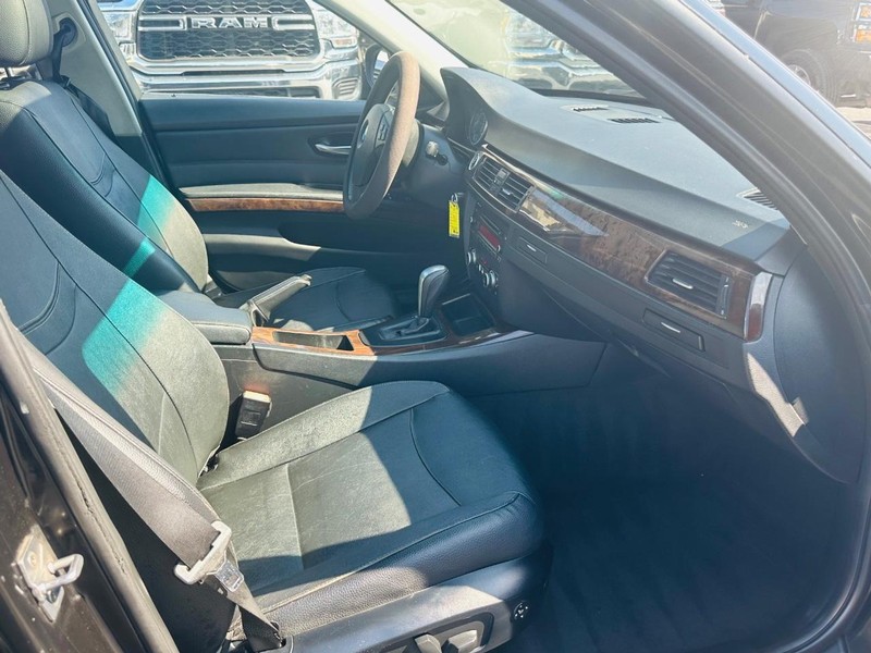 BMW 3 Series Vehicle Full-screen Gallery Image 21