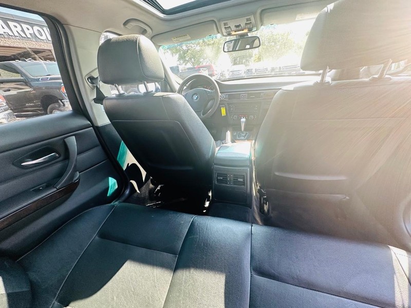 BMW 3 Series Vehicle Full-screen Gallery Image 22