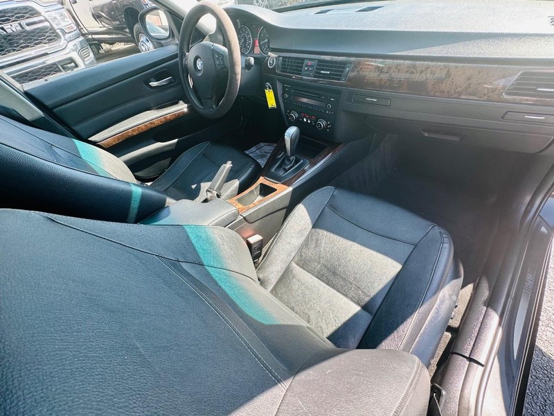 BMW 3 Series Vehicle Full-screen Gallery Image 23