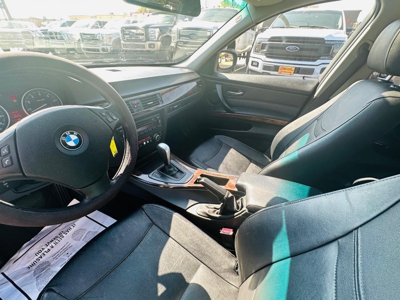 BMW 3 Series Vehicle Full-screen Gallery Image 24