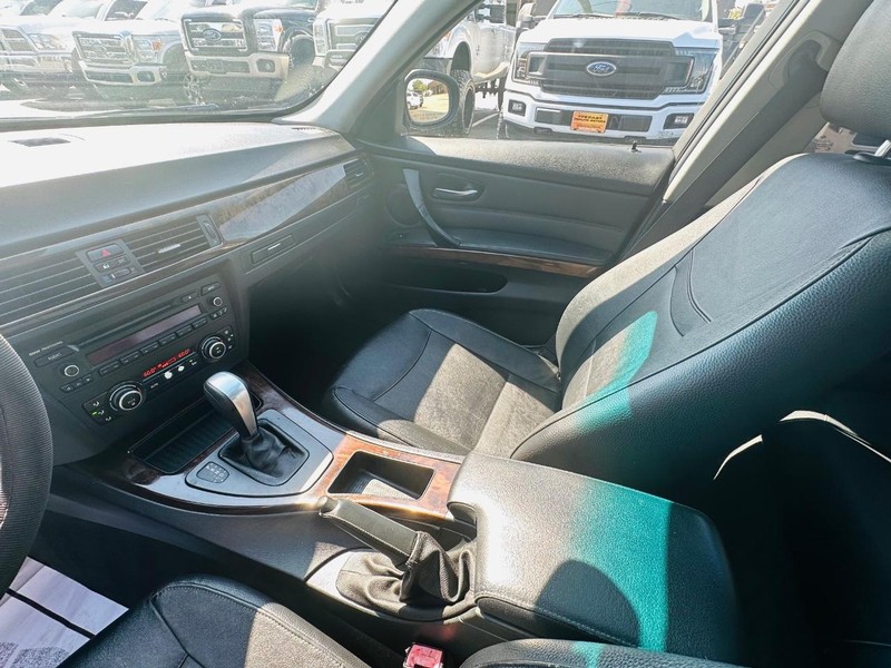 BMW 3 Series Vehicle Full-screen Gallery Image 25