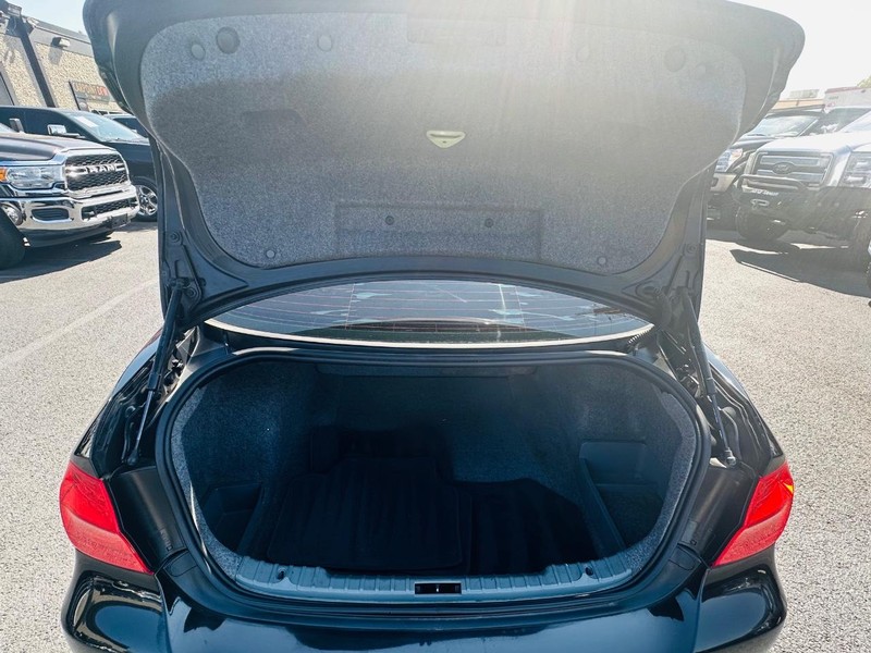 BMW 3 Series Vehicle Full-screen Gallery Image 26