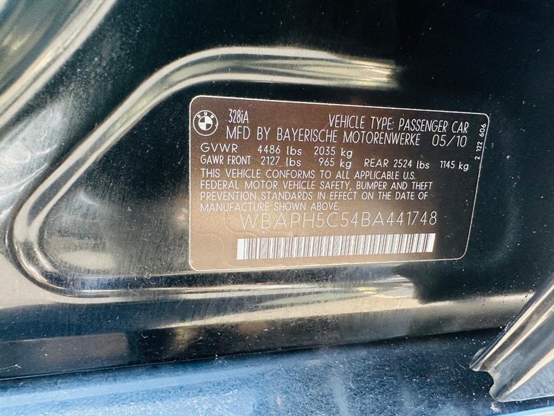 BMW 3 Series Vehicle Full-screen Gallery Image 27