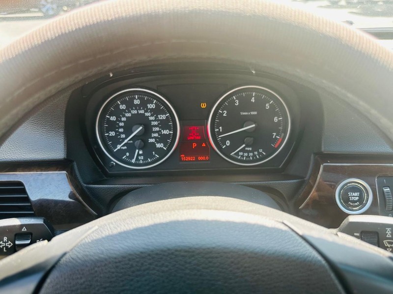 BMW 3 Series Vehicle Full-screen Gallery Image 28