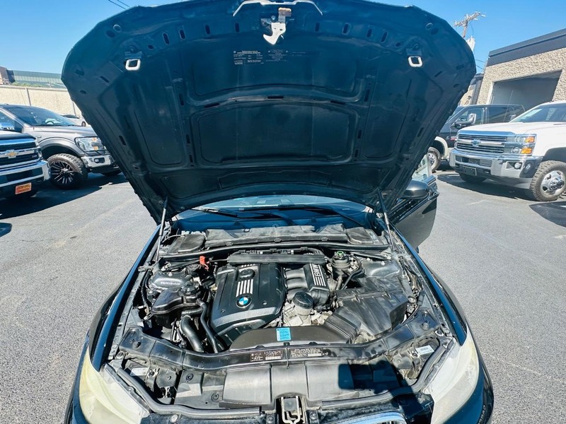 BMW 3 Series Vehicle Full-screen Gallery Image 29