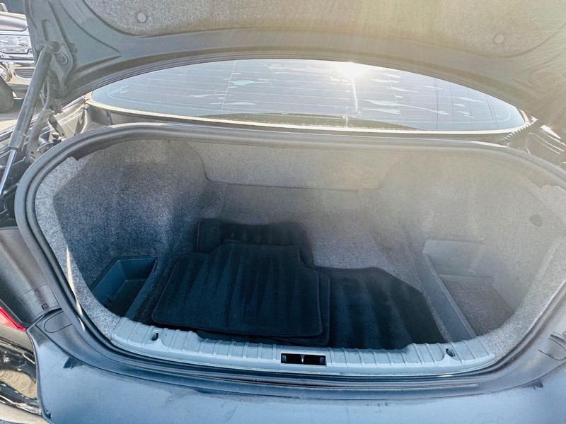 BMW 3 Series Vehicle Full-screen Gallery Image 30