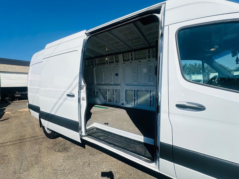 Mercedes-Benz Sprinter Cargo Van Vehicle Full-screen Gallery Image 10
