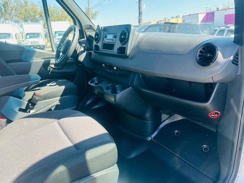 Mercedes-Benz Sprinter Cargo Van Vehicle Full-screen Gallery Image 19