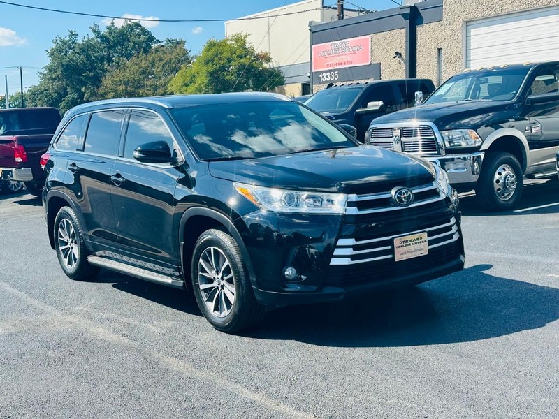 Toyota Highlander Vehicle Full-screen Gallery Image 02