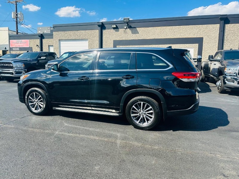 Toyota Highlander Vehicle Full-screen Gallery Image 03