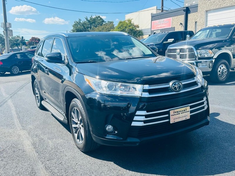 Toyota Highlander Vehicle Full-screen Gallery Image 05