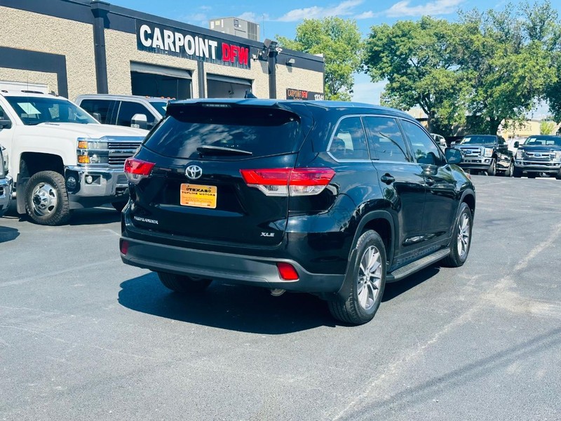 Toyota Highlander Vehicle Full-screen Gallery Image 10