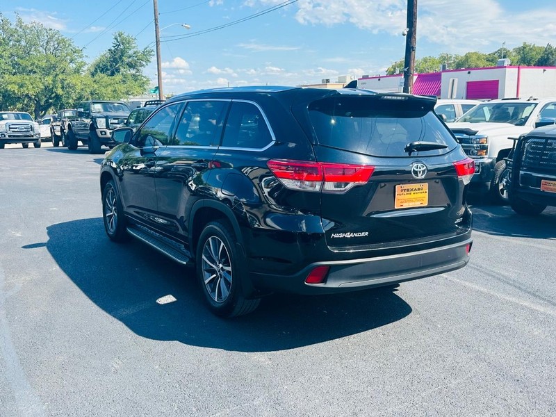 Toyota Highlander Vehicle Full-screen Gallery Image 11