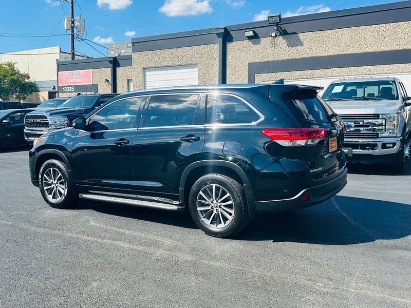 Toyota Highlander Vehicle Full-screen Gallery Image 12