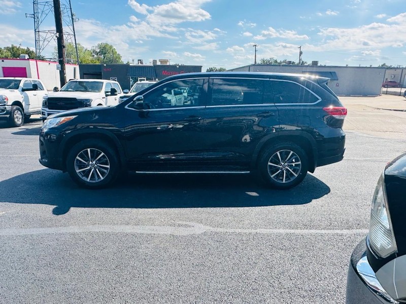 Toyota Highlander Vehicle Full-screen Gallery Image 13