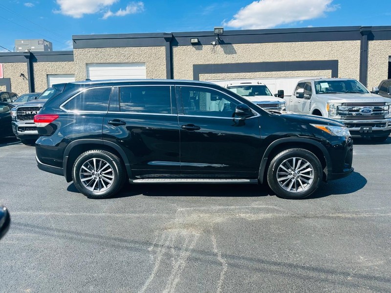 Toyota Highlander Vehicle Full-screen Gallery Image 14