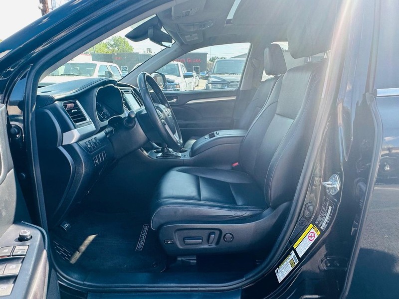 Toyota Highlander Vehicle Full-screen Gallery Image 15