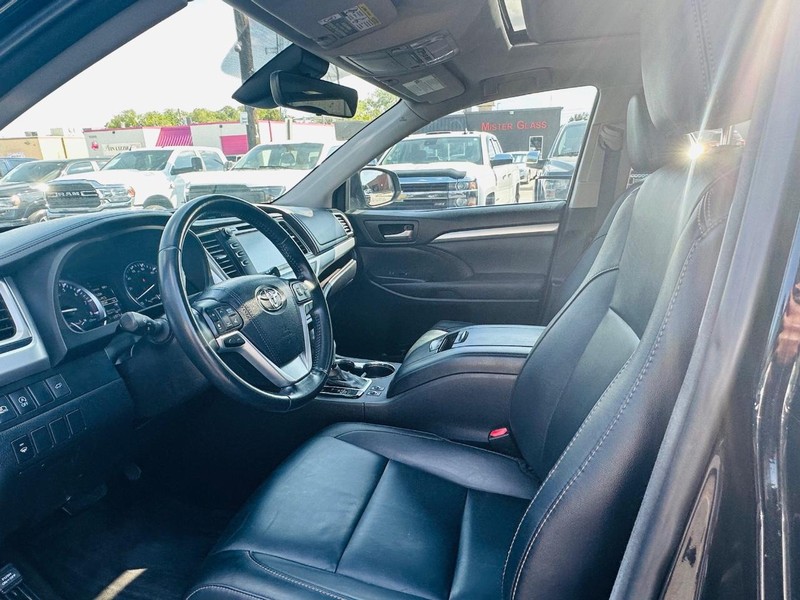Toyota Highlander Vehicle Full-screen Gallery Image 16