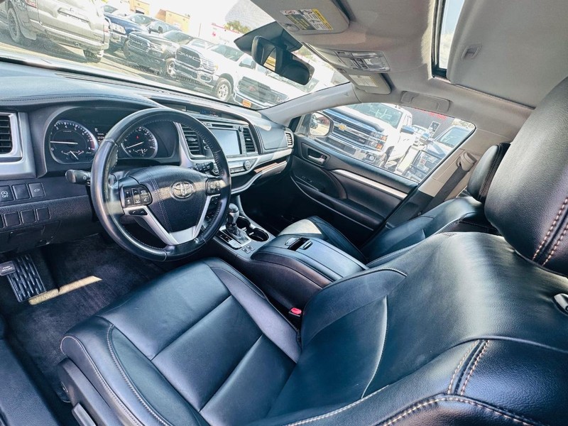 Toyota Highlander Vehicle Full-screen Gallery Image 17