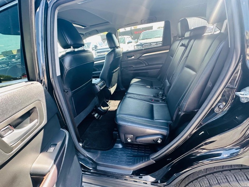 Toyota Highlander Vehicle Full-screen Gallery Image 18