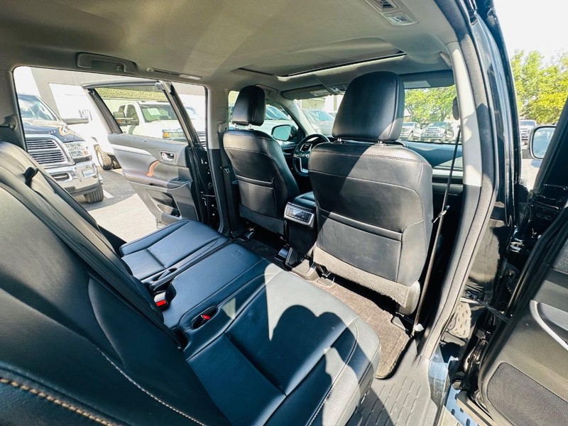 Toyota Highlander Vehicle Full-screen Gallery Image 19