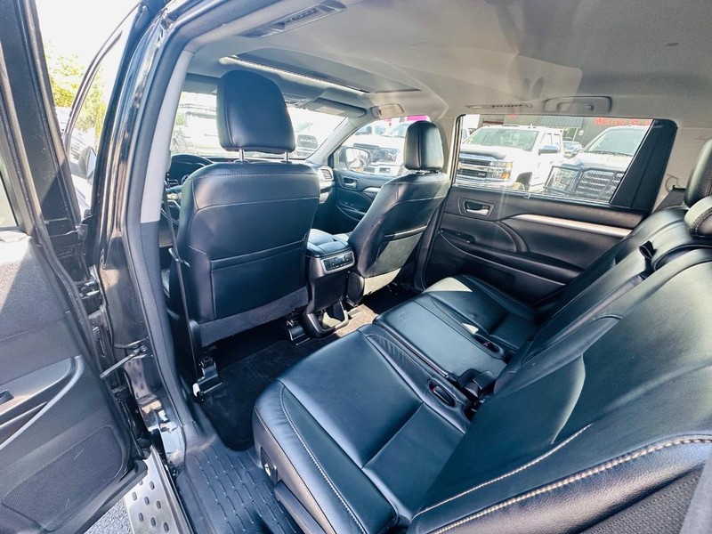 Toyota Highlander Vehicle Full-screen Gallery Image 20